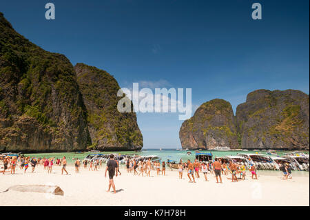 Touristen im Maya Bay, Ko Phi Phi Lee Island, Thailand. Stockfoto