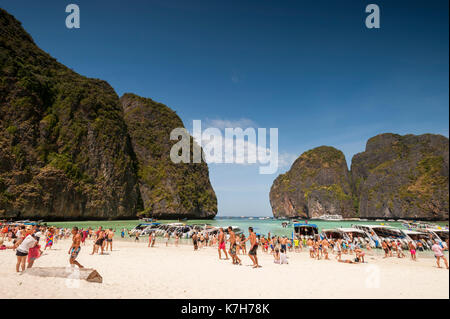 Touristen im Maya Bay, Ko Phi Phi Lee Island, Thailand. Stockfoto