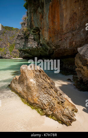 Großen Felsen und Kalkstein Details in der Maya Bay, Phi Phi Islands, Thailand. Stockfoto