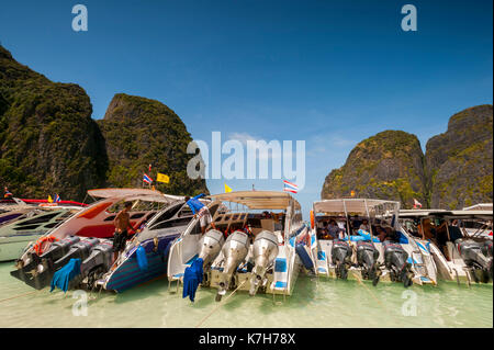 Touristische boote aufgereiht im Maya Bay, Ko Phi Phi Lee Island, Thailand. Stockfoto