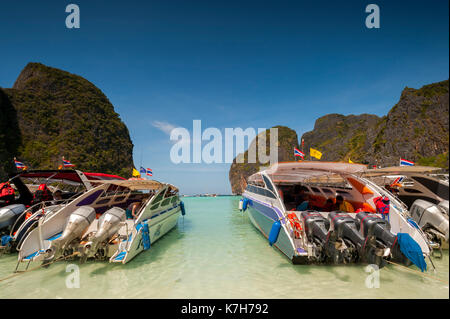 Touristische boote aufgereiht im Maya Bay, Ko Phi Phi Lee Island, Thailand. Stockfoto