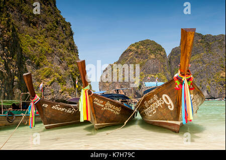 Long-tail Boote in der Maya Bay, Phi Phi Islands, Thailand. Stockfoto