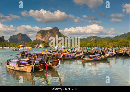 Long-tail Boote aus Ao Nang Pier, Krabi, Thailand Stockfoto