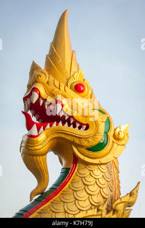 Schlange Statue auf die Treppen am Eingang zum Wat Kaew Korawaram, Krabi, Thailand. Stockfoto