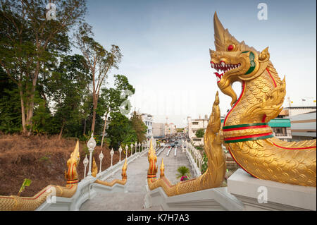 Schlangen auf der Treppe am Eingang zum Wat Kaew Korawaram, Krabi, Thailand. Stockfoto