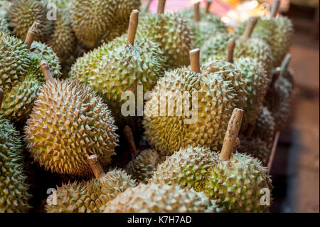 Durian Frucht zum Verkauf auf dem Markt in Thailand Stockfoto