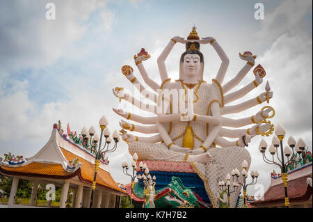 Guanyin, der Göttin der Barmherzigkeit und Mitleid in Wat Plai Leam, einem buddhistischen Tempel auf der Insel Ko Samui, Thailand. Stockfoto