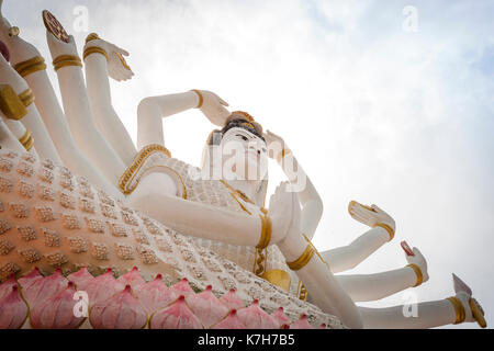 Guanyin, der Göttin der Barmherzigkeit und Mitleid in Wat Plai Leam, einem buddhistischen Tempel auf der Insel Ko Samui, Thailand. Stockfoto