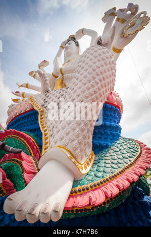 Guanyin, der Göttin der Barmherzigkeit und Mitleid in Wat Plai Leam, einem buddhistischen Tempel auf der Insel Ko Samui, Thailand. Stockfoto