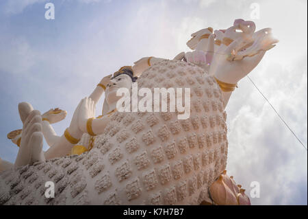 Guanyin, der Göttin der Barmherzigkeit und Mitleid in Wat Plai Leam, einem buddhistischen Tempel auf der Insel Ko Samui, Thailand. Stockfoto