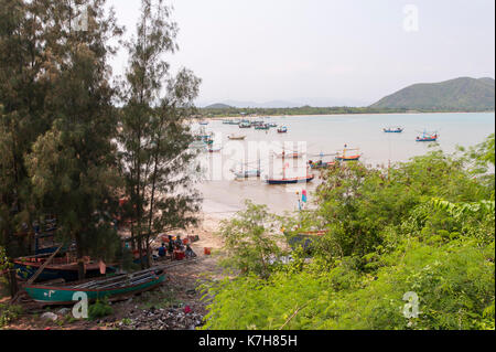 Fischerboote in der Ao Noi Bay. Prachuap Khiri Khan, Thailand, Südostasien Stockfoto