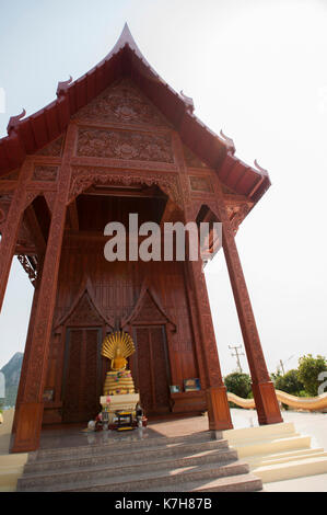 Buddha und Naga Statue vor dem Eingang des Teak Holz Tempel Wat Ao Noi, Prachuap Khiri Khan, Thailand, Südostasien Stockfoto