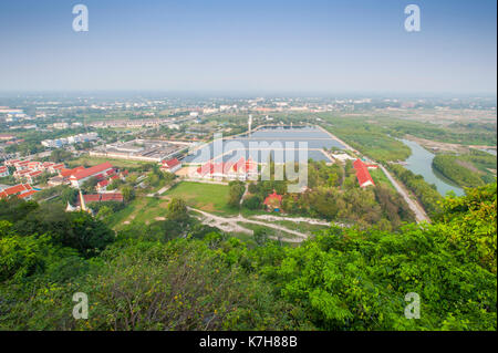 Ein Blick über den Thammikaram Worawihan Tempel, die Wasserwerke und das Gefängnis von Wat Khao Chong Kaeo, Prachuap Khiri Khan, Thailand, Südostasien Stockfoto