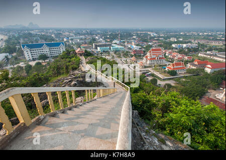 Ein Blick über den Thammikaram Worawihan Tempel und die Stadt von den Stufen des Wat Khao Chong Kaeo, Prachuap Khiri Khan, Thailand, Südostasien Stockfoto