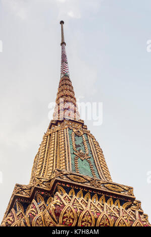 Details eines Prangs-Turms im Wat Phra Kaew (Tempel des Smaragd-Buddha). Der Große Palast, Phra Nakhon, Bangkok, Thailand Stockfoto