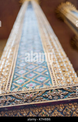 Säulendetails von Phra Mondop (die Bibliothek) im Wat Phra Kaew (Tempel des Smaragd-Buddha). Der Große Palast, Phra Nakhon, Bangkok, Thailand Stockfoto