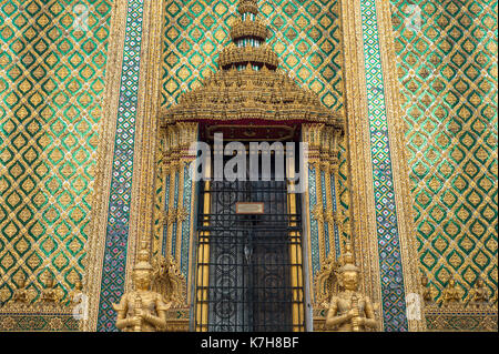 Wächter des Goldenen Dämons Statuen vor der Tür zu Phra Mondop (der Bibliothek). Wat Phra Kaew (Tempel des Smaragd-Buddha), der große Palast, Thailand Stockfoto