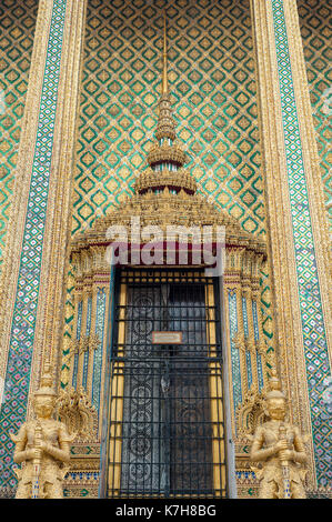 Goldene Dämonenstatuen vor der Tür zum Phra Mondop im Wat Phra Kaew (Tempel des Smaragd-Buddha). Der Große Palast, Thailand Stockfoto