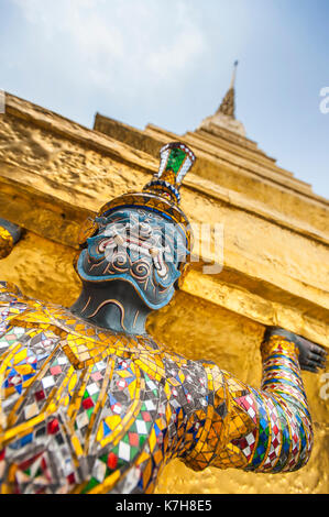 Wunderschöne verzierte Golden Chedi mit mythischen Dämon Wächter an der Basis. Tempel des Smaragd Buddha, der große Palast, Phra Nakhon, Bangkok, Thailand Stockfoto