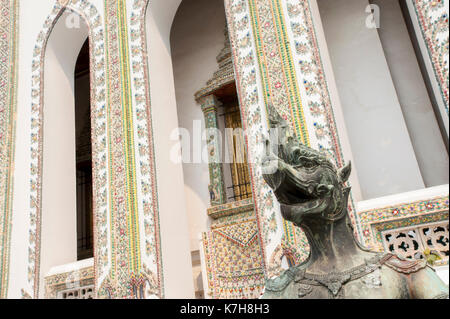 Tatima Bird mythologische Kreatur Bewachung Eingang zu Phra Wiharn Yod im Wat Phra Kaew (Tempel des Smaragd Buddha). Der Große Palast, Thailand Stockfoto