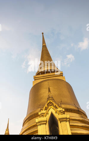 Phra Si Rattana Chedi (Goldene Stupa) im Tempel des Smaragdbuddhas (Wat Phra Kaew), Grand Palace Complex, Bangkok, Thailand Stockfoto