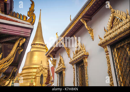 Phra Si Rattana Chedi Blick durch die Gebäude rund um Phra Ubosot am Tempel des Smaragd Buddha, dem Grand Palace, Bangkok, Thailand Stockfoto