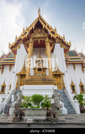 Eingang zur Dusit Maha Prasat Hall (Phra Thinang Dusit Maha Prasat) im Grand Palace, Phra Nakhon, Bangkok, Thailand Stockfoto