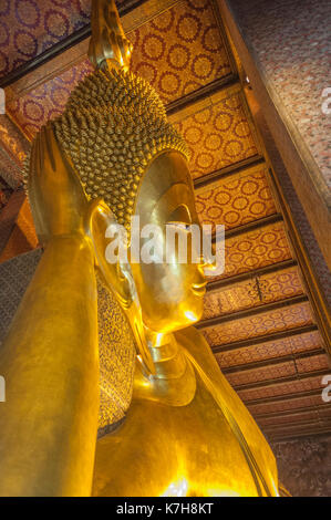 Der Reclining Buddha im Wat Phra Chetuphon (Wat Pho). Amphoe Phra Nakhon, Bangkok, Thailand Stockfoto