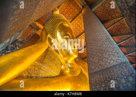 Der Reclining Buddha im Wat Phra Chetuphon (Wat Pho). Amphoe Phra Nakhon, Bangkok, Thailand Stockfoto