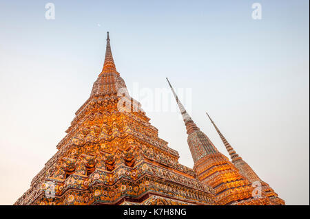 Three Chedis, Phra Maha Chedi Si Ratchakan im Wat Phra Chetuphon (Wat Pho; Tempel des Reclining Buddha), Phra Nakhon District, Bangkok, Thailand Stockfoto