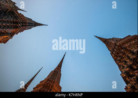 Vier Chedis, Phra Maha Chedi Si Ratchakan mit dem Mond hoch am Himmel im Wat Phra Chetuphon (Wat Pho: Tempel des Reclining Buddha). Thailand Stockfoto