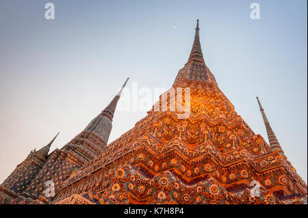 Vier Chedis, Phra Maha Chedi Si Ratchakan mit dem Mond hoch am Himmel im Wat Phra Chetuphon (Wat Pho: Tempel des Reclining Buddha). Thailand Stockfoto