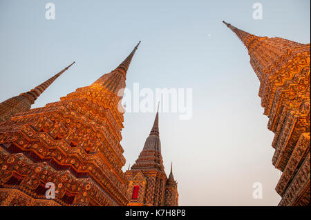 Vier Chedis, Phra Maha Chedi Si Ratchakan mit dem Mond hoch am Himmel im Wat Phra Chetuphon (Wat Pho: Tempel des Reclining Buddha). Thailand Stockfoto