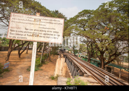 Warnschild am südlichen Ende der Kwai Brücke. Kanchanaburi, Thailand Stockfoto