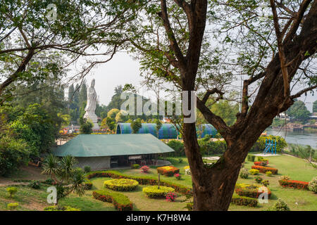Chinesischer Tempel und Gärten in Tha Ma Kham, Kanchanaburi, Thailand. Stockfoto