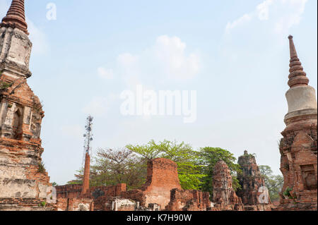 Prang, Chedi und Satellite Türme im Wat Mahathat (Tempel des Großen Reliquie), Ayutthaya, Thailand. Stockfoto