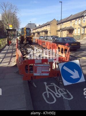 Foto muss Gutgeschrieben © Alpha Presse 066465 14/03/2016 einen erhöhten Radweg an einer Bushaltestelle auf neuen North Road in Islington bis heute ist, wenn der Rat sie gestrichen werden gegraben wird. Der Radweg auf neuen North Road hat dazu geführt, dass von den lokalen Kampagne Gruppen nach dem Bürgersteig Niveau gehoben werden, so dass Busse nicht Radfahrer behindern würde. Nach nur wenigen Monaten in Betrieb dieser neuesten Zyklus Projekt von Islington Rat hatte aufgrund des Volumens der Beschwerden alle kommen zu einem sehr teuren Kosten für die Steuerzahler verschrottet werden. Stockfoto