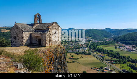 Sainte Madeleine mit Blick auf die Autobahn A75 und Blick auf Massiac Dorf. Cantal. Auvergne. Frankreich Stockfoto