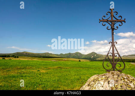 Fontaine Salee finden, Vulkane der Auvergne Natural Regional Park, Massiv von Sancy, Puy de Dome, Auvergne, Frankreich, Europa Stockfoto