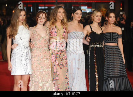 Foto muss Gutgeschrieben © Kate Grün/Alpha Presse 079965 01/02/016 Hermine Corfield, Ellie Bamber, Suki Waterhouse, Millie Brady, Bella Heathcote Lily James Stolz und Vorurteil und Zombies europäische Premiere Vue Leicester Square London Stockfoto