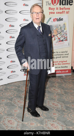 Foto muss Gutgeschrieben © Kate Grün/Alpha Presse 079965 02/02/2016 Robert Hardy in den Oldie des Jahres Awards 2016 im Simpsons im Strang in London statt. Stockfoto