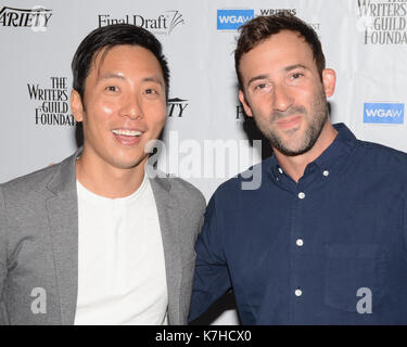 Kevin Yu Steven Davis nimmt an der Podiumsdiskussion Sublime Primetime 2017 der WGAW Teil Emmy-nominierte Writers Writers Guild Theatre September 15,2016 Beverly Hills, Kalifornien. Stockfoto