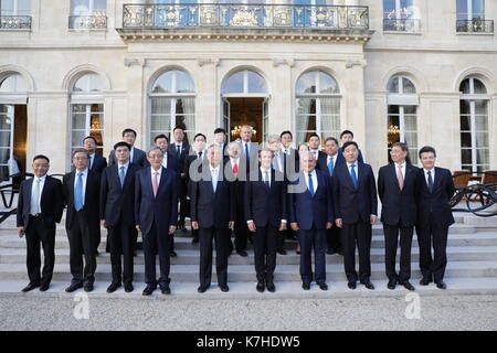 (170916) -- PARIS, Sept. 16, 2017 (Xinhua) - der französische Präsident Emmanuel Längestrich (5. R, vorne) stellt für ein Gruppenfoto mit chinesischen Delegierten der Boao Forum für Asien Treffen in Paris 2017 in Paris, Frankreich, 15. September 2017. (Xinhua) (GJ) Stockfoto