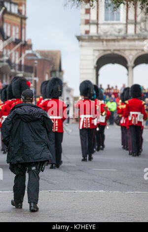 Windsor, Großbritannien. 16. September 2017. Thames Valley Police implementiert eine Zunahme der Zahl von bewaffneten Polizisten sind im Einsatz in Windsor für den Wachwechsel Zeremonie im Schloss Windsor in Reaktion auf die terroristische Bedrohung von schweren kritisch von der Gemeinsamen Terrorismus Analysis Center nach dem versuchten Bombenanschlag auf Parsons Grün. Credit: Mark Kerrison/Alamy leben Nachrichten Stockfoto