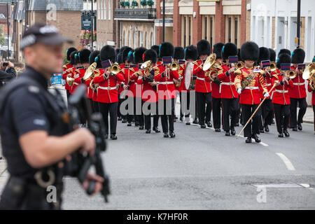 Windsor, Großbritannien. 16. September 2017. Thames Valley Police implementiert eine Zunahme der Zahl von bewaffneten Polizisten sind im Einsatz in Windsor für den Wachwechsel Zeremonie im Schloss Windsor in Reaktion auf die terroristische Bedrohung von schweren kritisch von der Gemeinsamen Terrorismus Analysis Center nach dem versuchten Bombenanschlag auf Parsons Grün. Credit: Mark Kerrison/Alamy leben Nachrichten Stockfoto