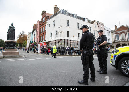 Windsor, Großbritannien. 16. September 2017. Thames Valley Police implementiert eine Zunahme der Zahl von bewaffneten Polizisten sind im Einsatz in Windsor für den Wachwechsel Zeremonie im Schloss Windsor in Reaktion auf die terroristische Bedrohung von schweren kritisch von der Gemeinsamen Terrorismus Analysis Center nach dem versuchten Bombenanschlag auf Parsons Grün. Credit: Mark Kerrison/Alamy leben Nachrichten Stockfoto