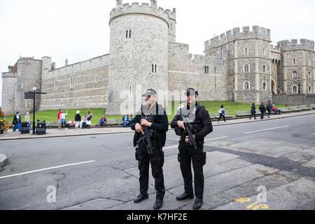 Windsor, Großbritannien. 16. September 2017. Thames Valley Police implementiert eine Zunahme der Zahl von bewaffneten Polizisten sind im Einsatz in Windsor für den Wachwechsel Zeremonie im Schloss Windsor in Reaktion auf die terroristische Bedrohung von schweren kritisch von der Gemeinsamen Terrorismus Analysis Center nach dem versuchten Bombenanschlag auf Parsons Grün. Credit: Mark Kerrison/Alamy leben Nachrichten Stockfoto