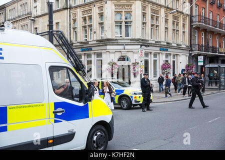 Windsor, Großbritannien. 16. September 2017. Thames Valley Police implementiert eine Zunahme der Zahl von bewaffneten Polizisten sind im Einsatz in Windsor für den Wachwechsel Zeremonie im Schloss Windsor in Reaktion auf die terroristische Bedrohung von schweren kritisch von der Gemeinsamen Terrorismus Analysis Center nach dem versuchten Bombenanschlag auf Parsons Grün. Credit: Mark Kerrison/Alamy leben Nachrichten Stockfoto