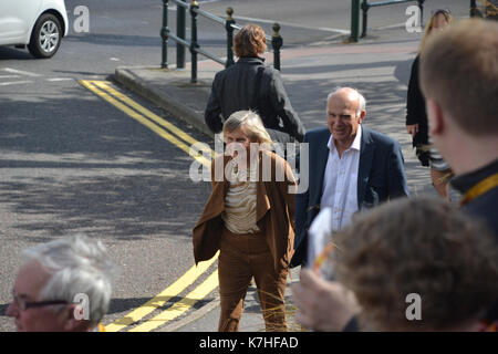 Parteichef Vince Cable kommt an Liberaldemokratischen Herbst Konferenz in Bournemouth mit seiner Frau Rachel und von Aktivisten seiner Partei begrüßt. Stockfoto