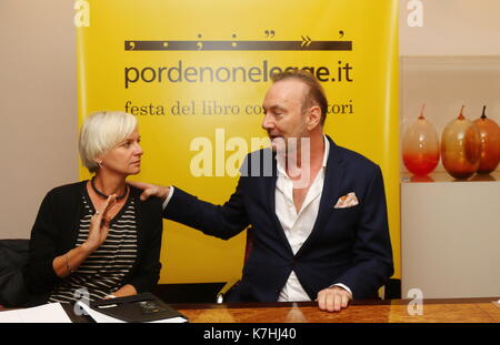 Italien, Lignano Sabbiadoro: der britische Schriftsteller Lawrence Osborne (R) Teilnahme an der Pressekonferenz während einer literarischen Veranstaltung Pordenonelegge. Es XVII BookFest mit Autoren vom 13. bis 17. September in Pordenone am 16 September, 2017. Stockfoto